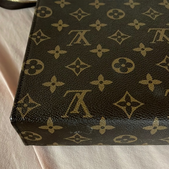 Louis Vuitton Toiletry Pouch 26 - Picture 5 of 12